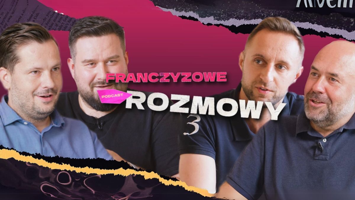 Podcast o franczyzie. Franczyzowe rozmowy. Czterech mężczyzn siedzi w studio nagraniowym, biorąc udział w dyskusji w ramach podcastu "Franczyzowe Rozmowy". Tło jest ciemnoróżowe z artystycznymi elementami graficznymi, a tytuł podcastu znajduje się na środku obrazu.