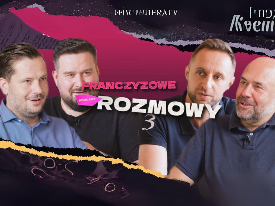 Podcast o franczyzie. Franczyzowe rozmowy. Czterech mężczyzn siedzi w studio nagraniowym, biorąc udział w dyskusji w ramach podcastu "Franczyzowe Rozmowy". Tło jest ciemnoróżowe z artystycznymi elementami graficznymi, a tytuł podcastu znajduje się na środku obrazu.